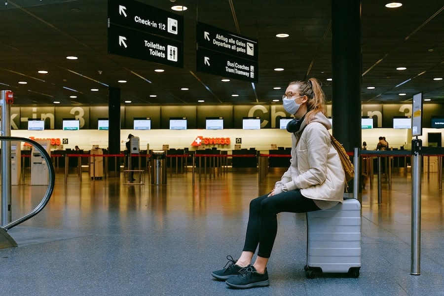ragazza in aeroporto