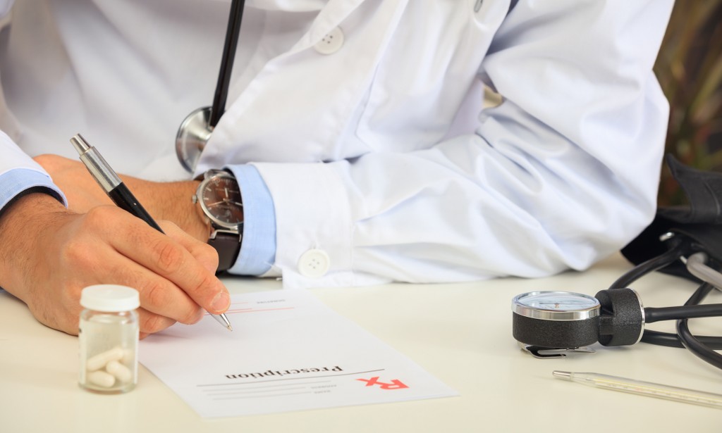 dottore scrive certificato lavoratore